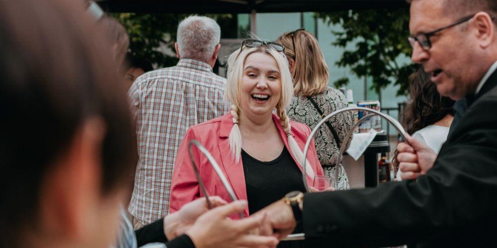 Close-Up Walk Around Magic